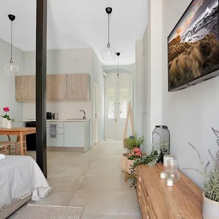 Historical Charm Garden Apartment *